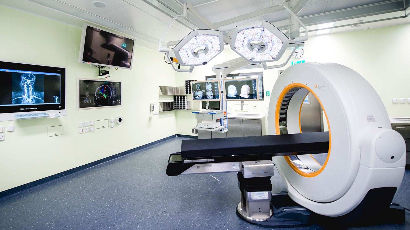 Photo of the operating theater with CT device at Inselspital