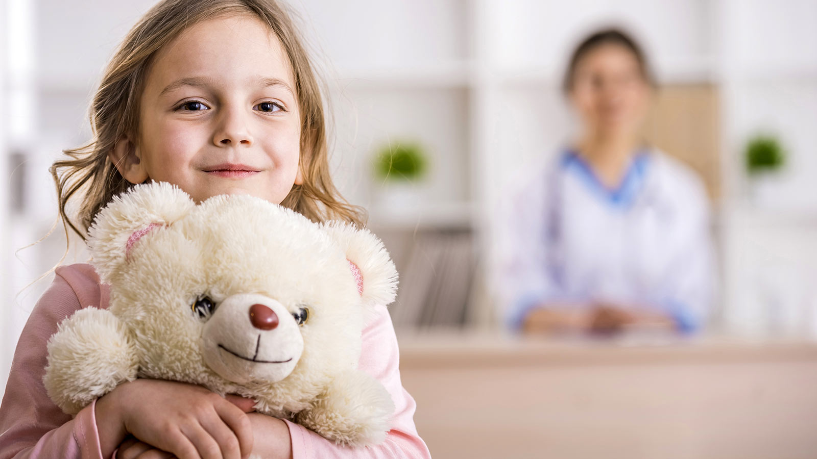 Foto eines Kindes mit Teddybär bei der Spitalanmeldung