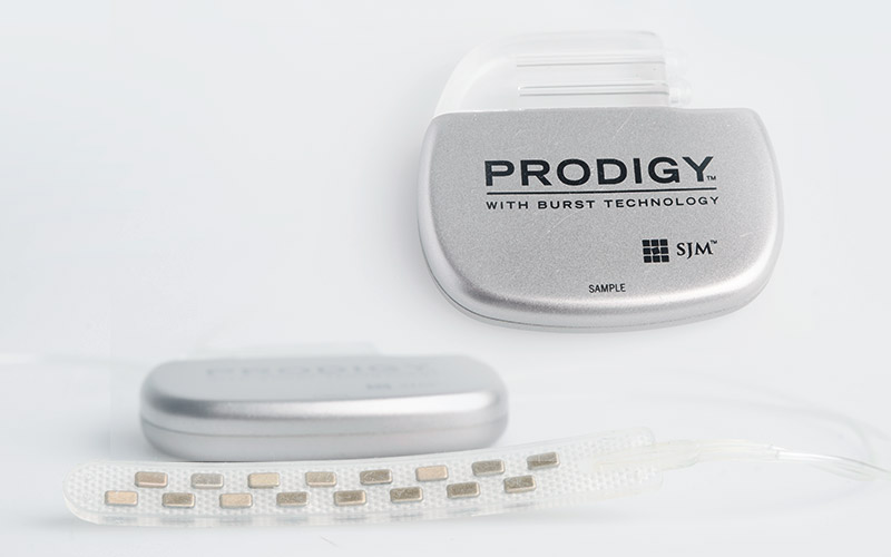 Rückenmarkstimulator mit Plattenelektrode auf grauem Hintergrund