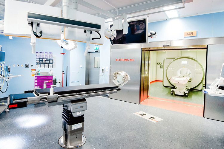 Foto vom OP mit MRI im Hintergrund