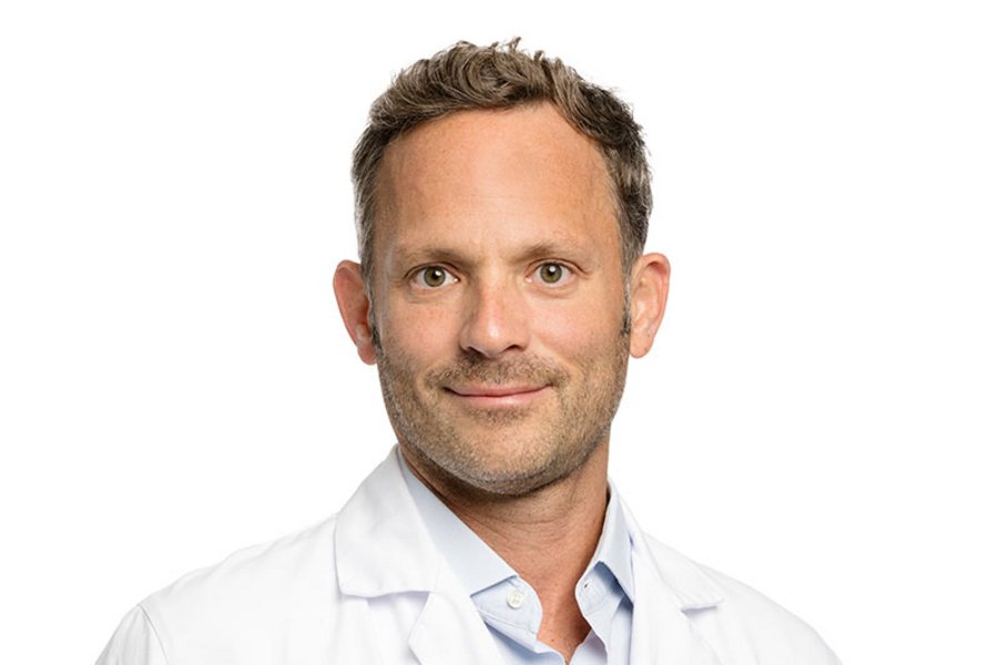 Profilfoto von David Bervini in weissem Arztkittel auf weissem Hintergrund